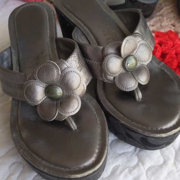 Chunky coach sandals with flower detail - Picture 8 of 8